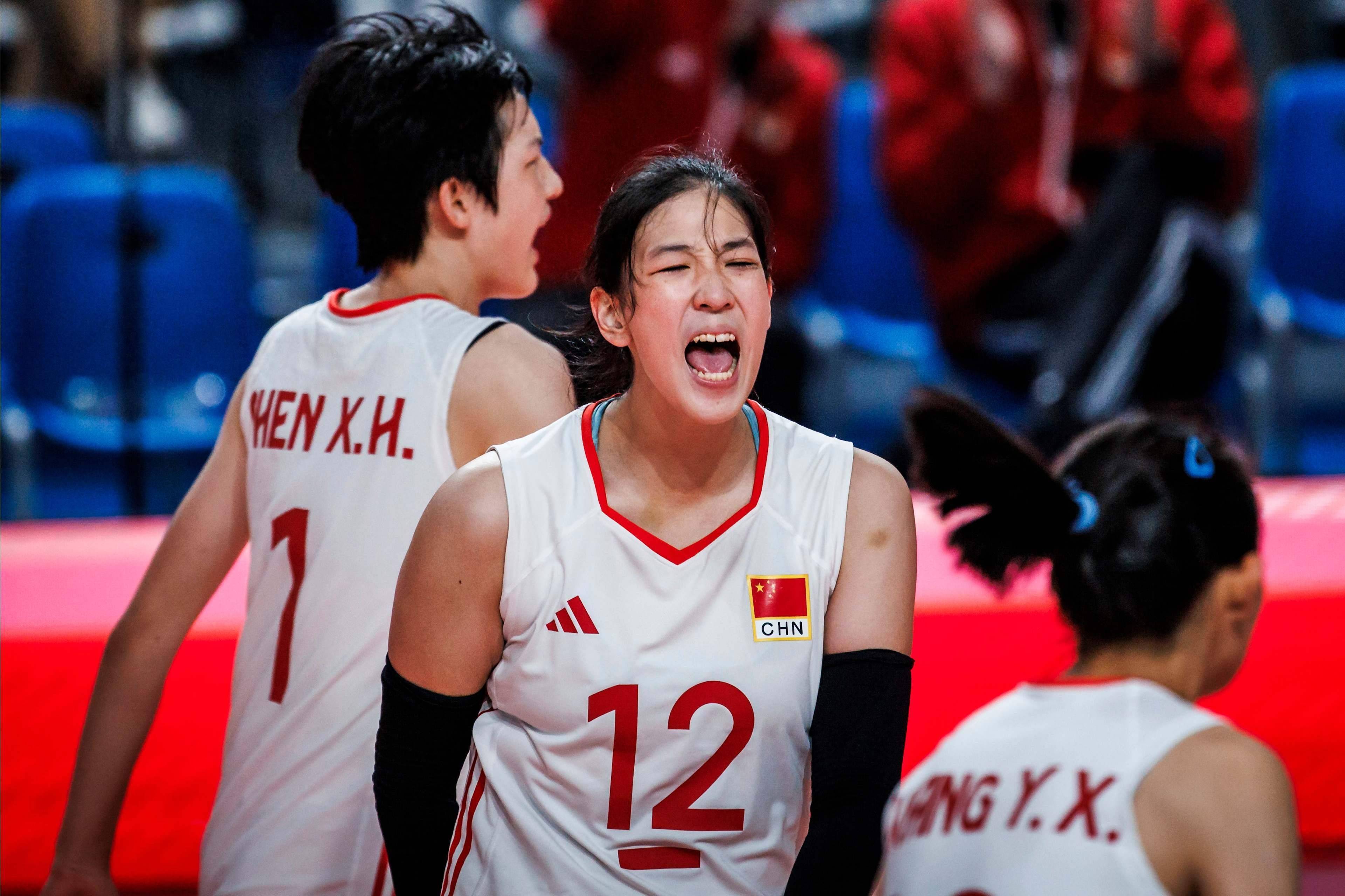 排球赛场上中国队力挫对手,成功夺冠! 排球赛场上中国队力挫对手,成功夺冠!