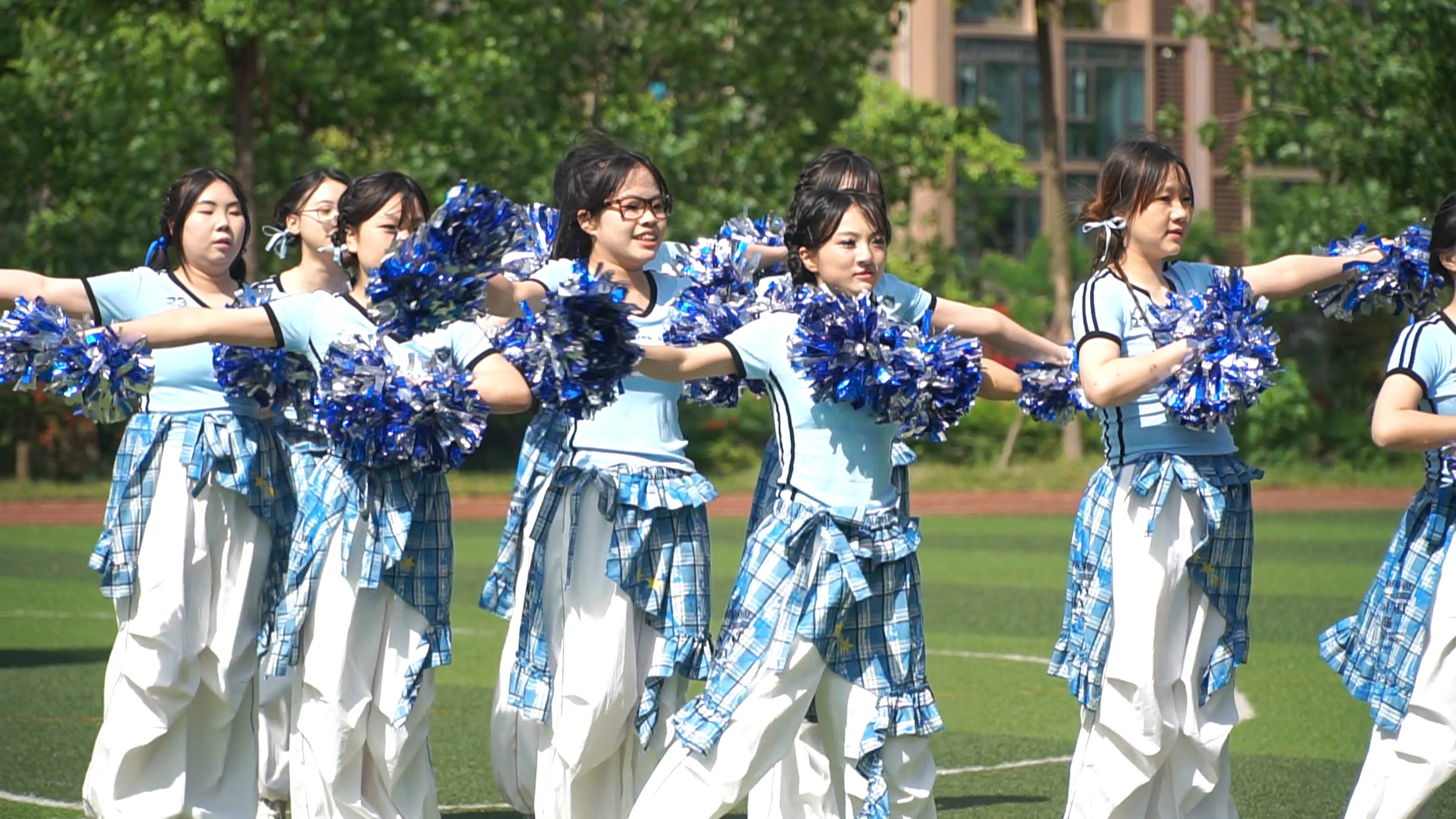 体育精彩绽放，球场激战引爆全场欢呼的简单介绍