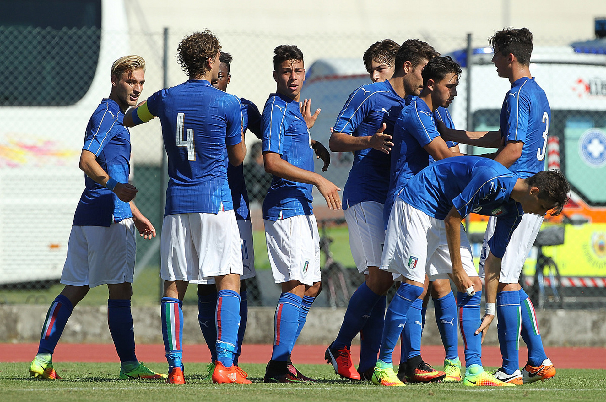 开云体育app-包含欧洲顶级足球赛事激战正酣，球员拼尽全力的词条