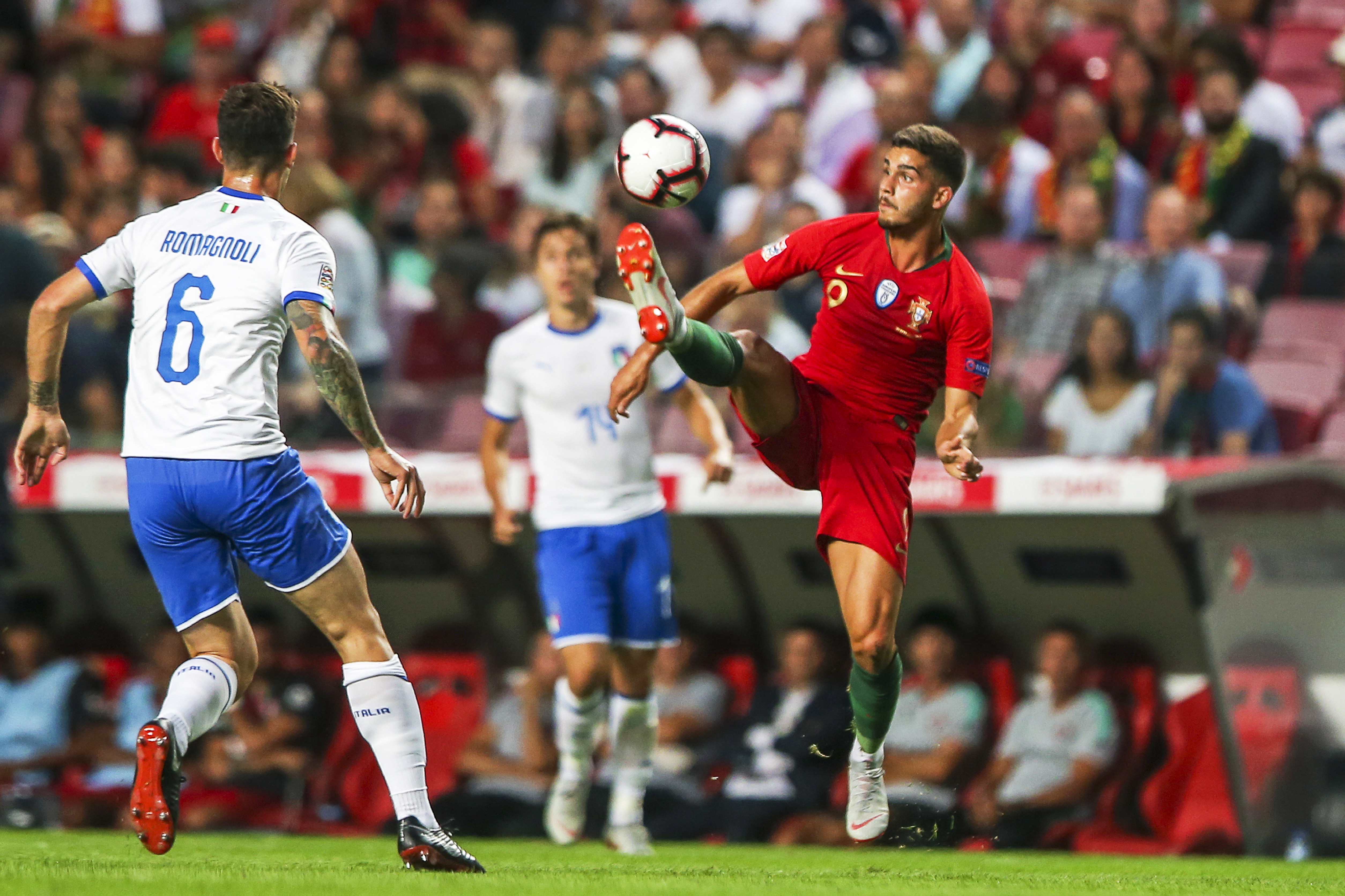 包含欧洲顶级足球赛事激战正酣,球员拼尽全力的词条 包含欧洲顶级足球赛事激战正酣,球员拼尽全力的词条