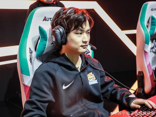 开云体育中国-中亚选手强势登顶，称霸竞技场