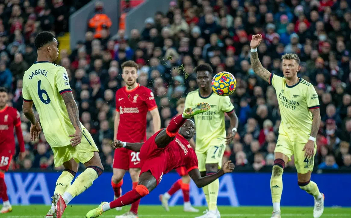 踢出激情的火花,球员们全力以赴,拼尽全力的简单介绍 踢出激情的火花,球员们全力以赴,拼尽全力的简单介绍