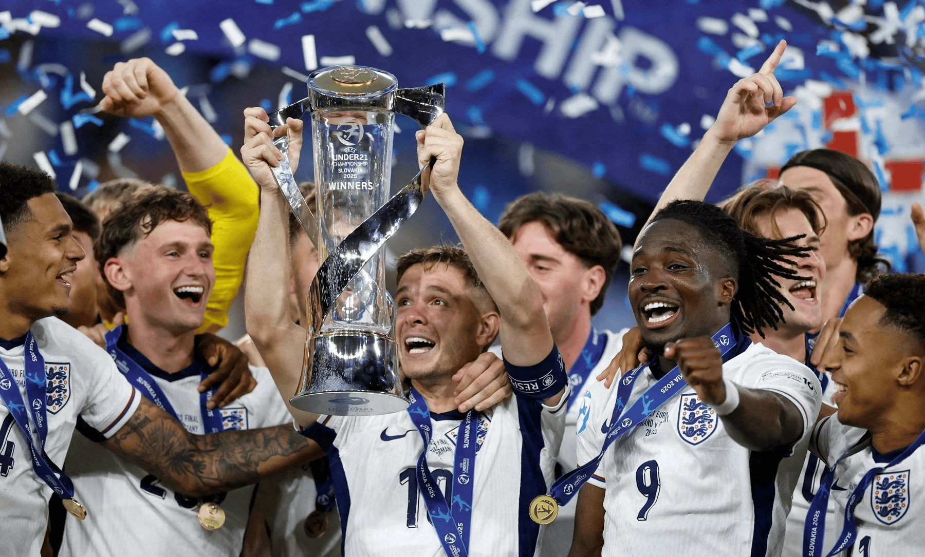 英格兰队在关键比赛中获得胜利