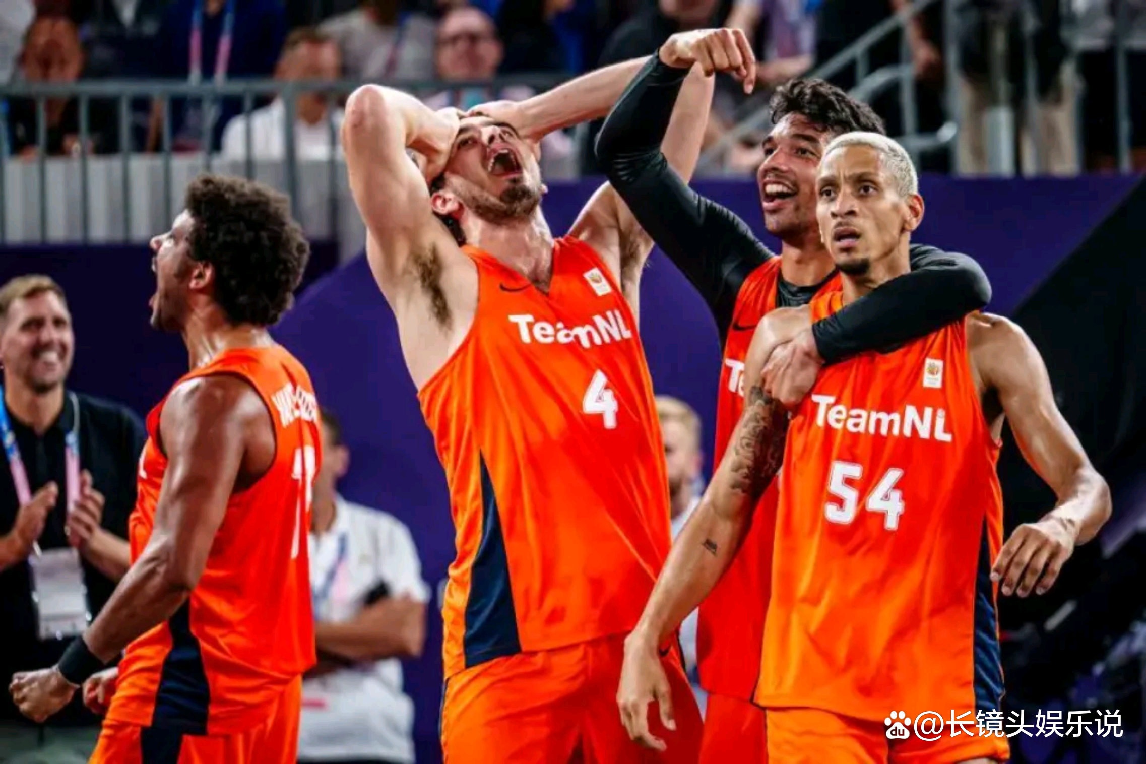 关于荷兰主场大胜挪威，锁定小组第一晋级庆祝的信息