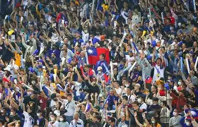 球迷的热情高涨,现场气氛热火朝天 球迷的热情高涨,现场气氛热火朝天