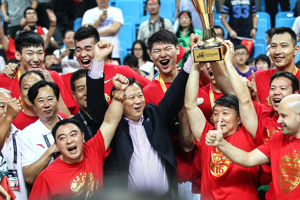 足球比赛中球员们兢兢业业,力争取得胜利 足球比赛中球员们兢兢业业,力争取得胜利