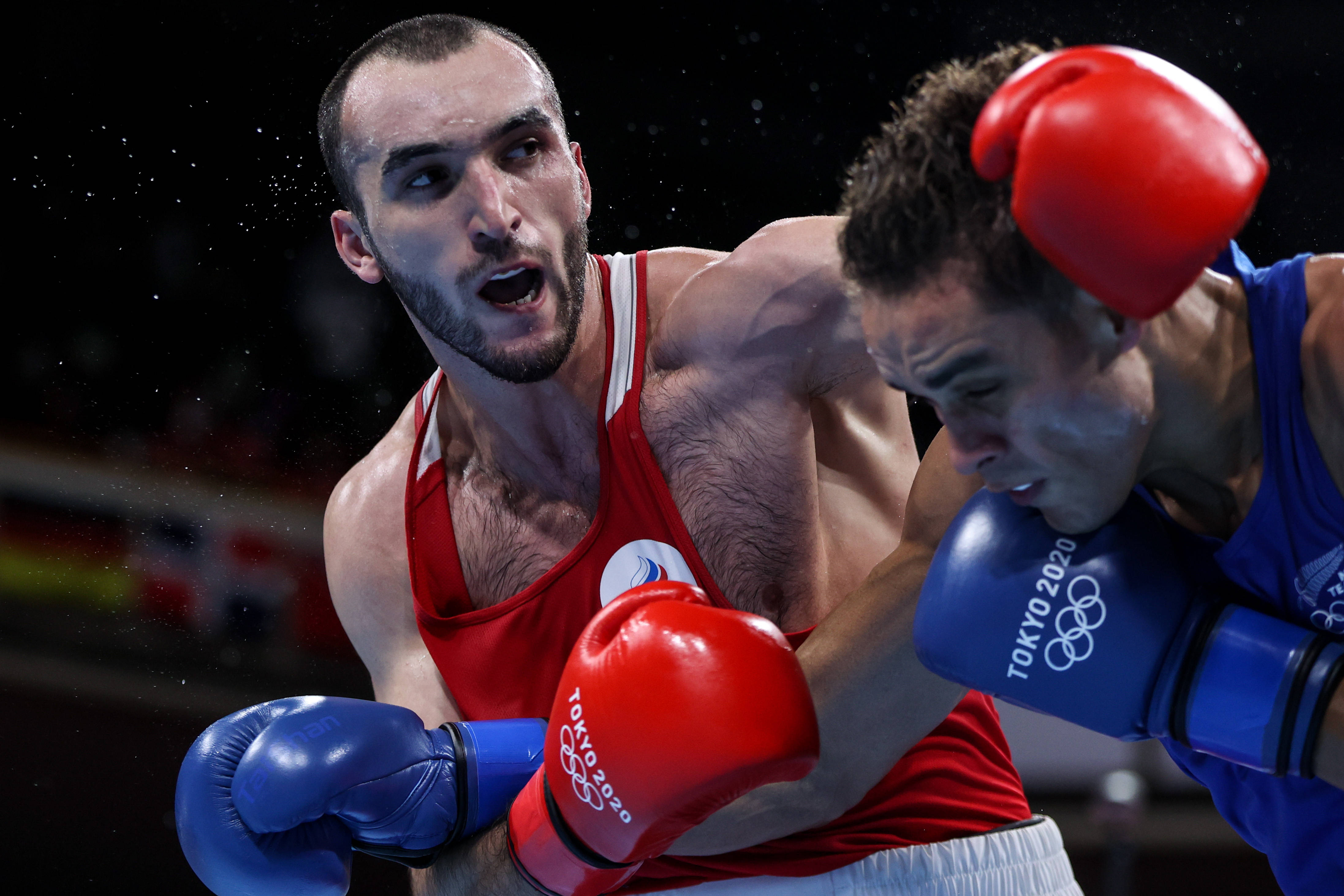 比赛中双方你来我往,胜负难分 比赛中双方你来我往,胜负难分