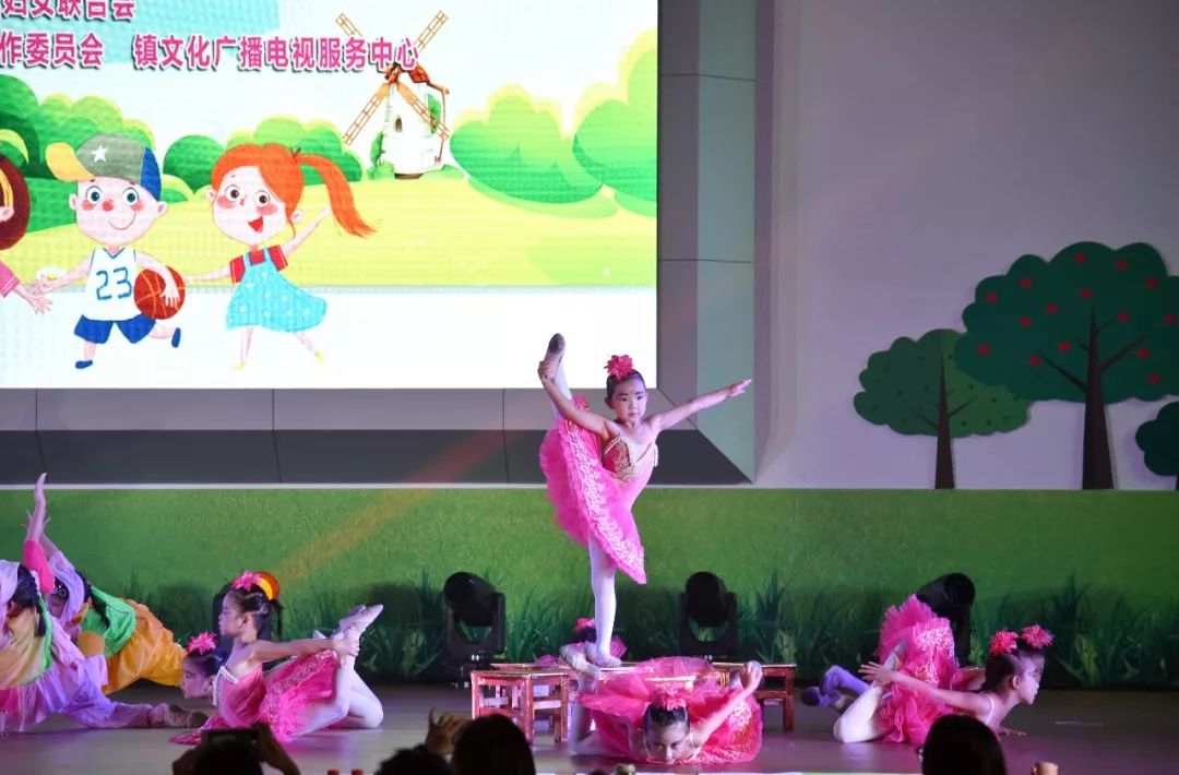 包含比赛结束后球队庆祝全过程，场面热闹动人的词条