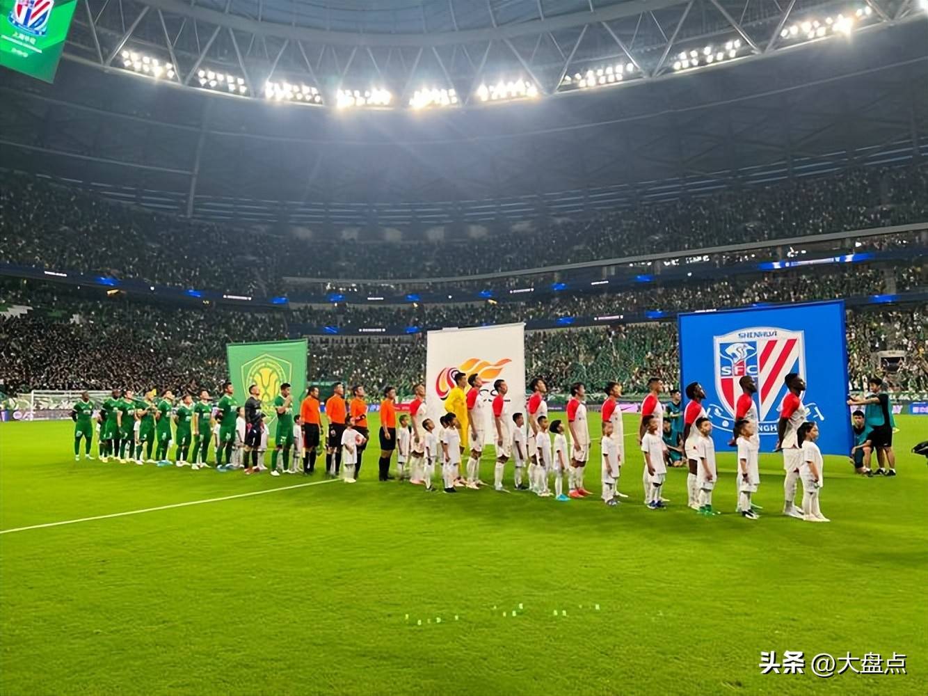 足球比赛中引起了观众的极大关注