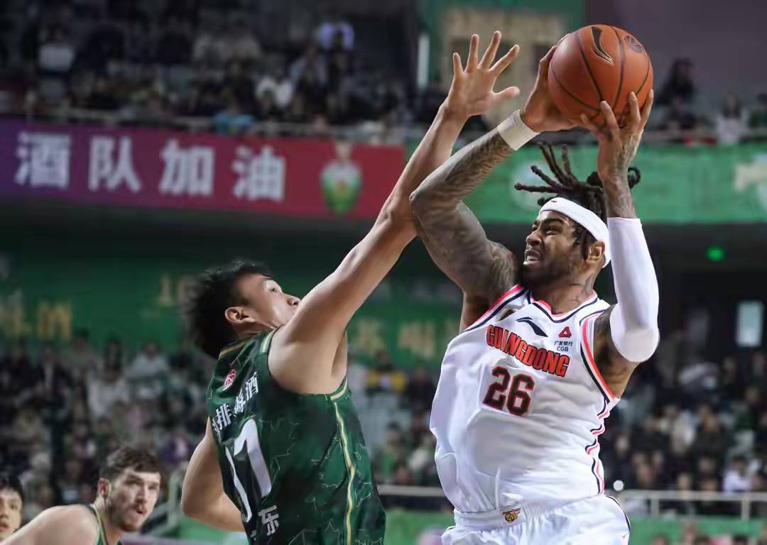 广东队迎战新疆，主场大胜取得两连胜