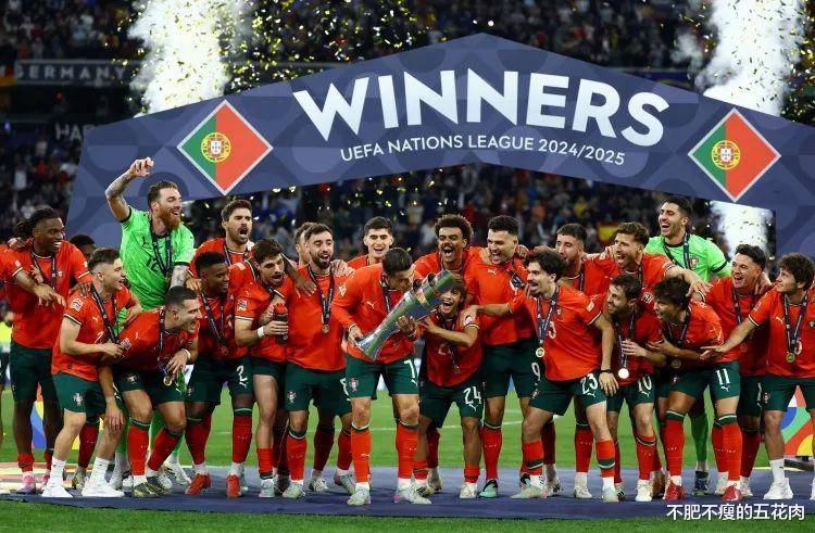 欧国联比赛场上热闹非凡，球员们拼尽全力的简单介绍