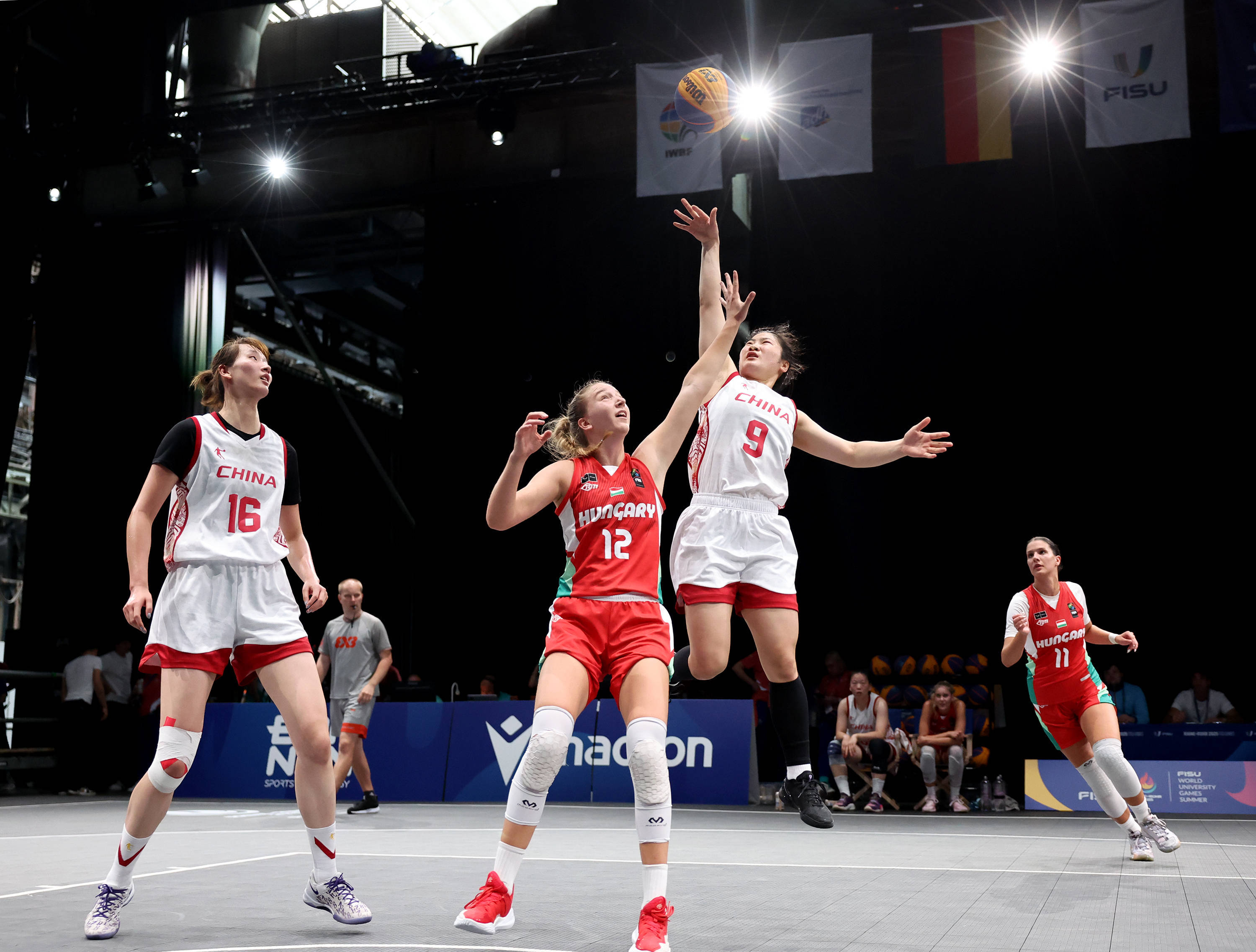 匈牙利队在艰难的比赛中取得胜利 匈牙利队在艰难的比赛中取得胜利