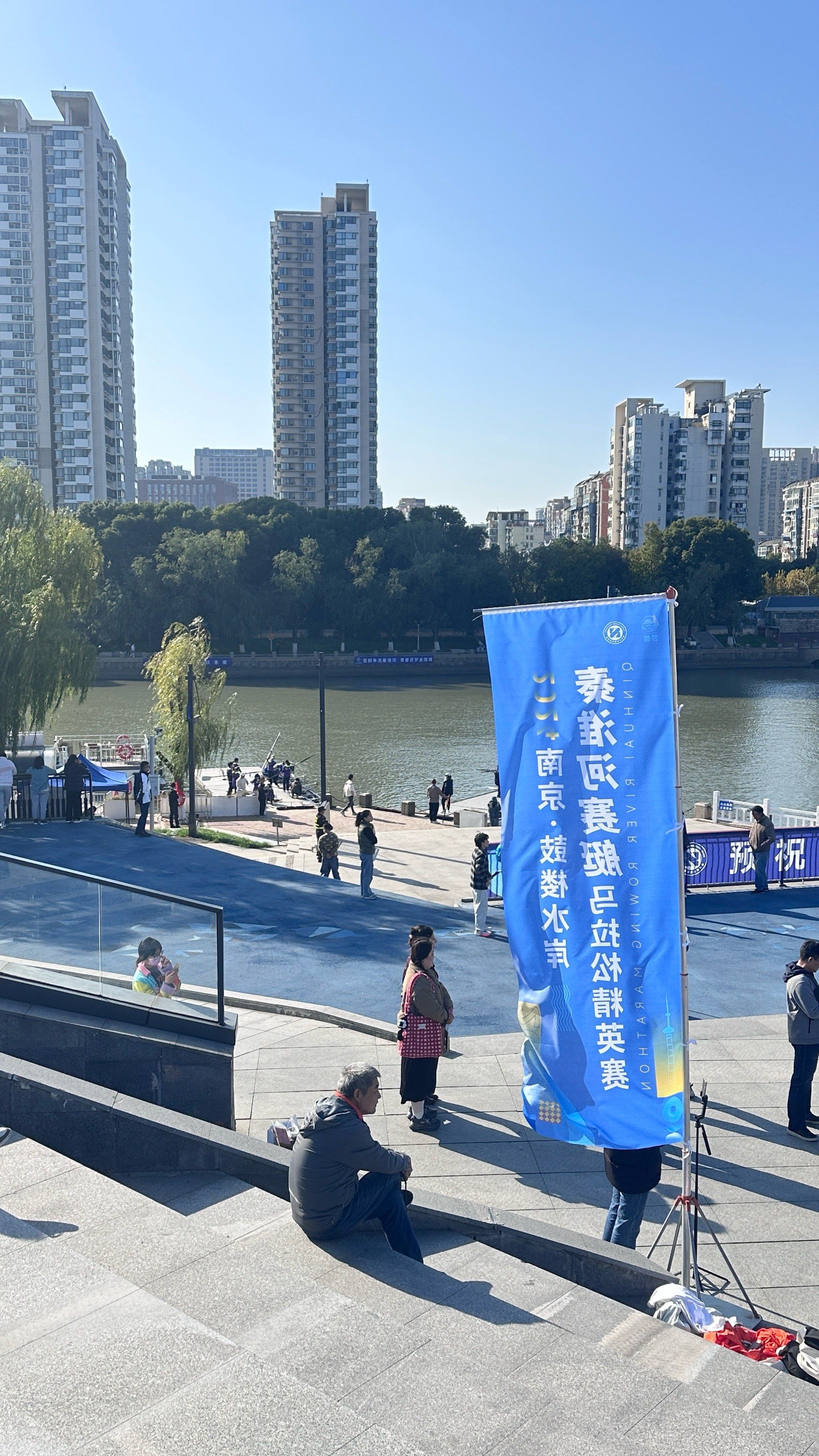 比赛现场气氛热烈,观众热情高涨 比赛现场气氛热烈,观众热情高涨