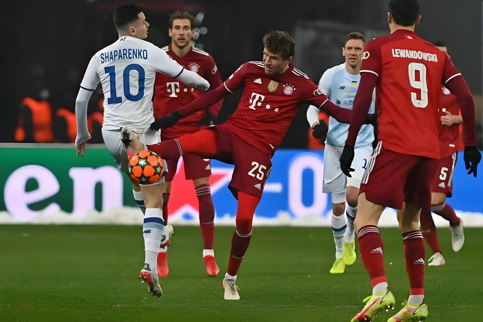 开云体育app-拜仁慕尼黑成功晋级，欧冠夺冠热度飙升