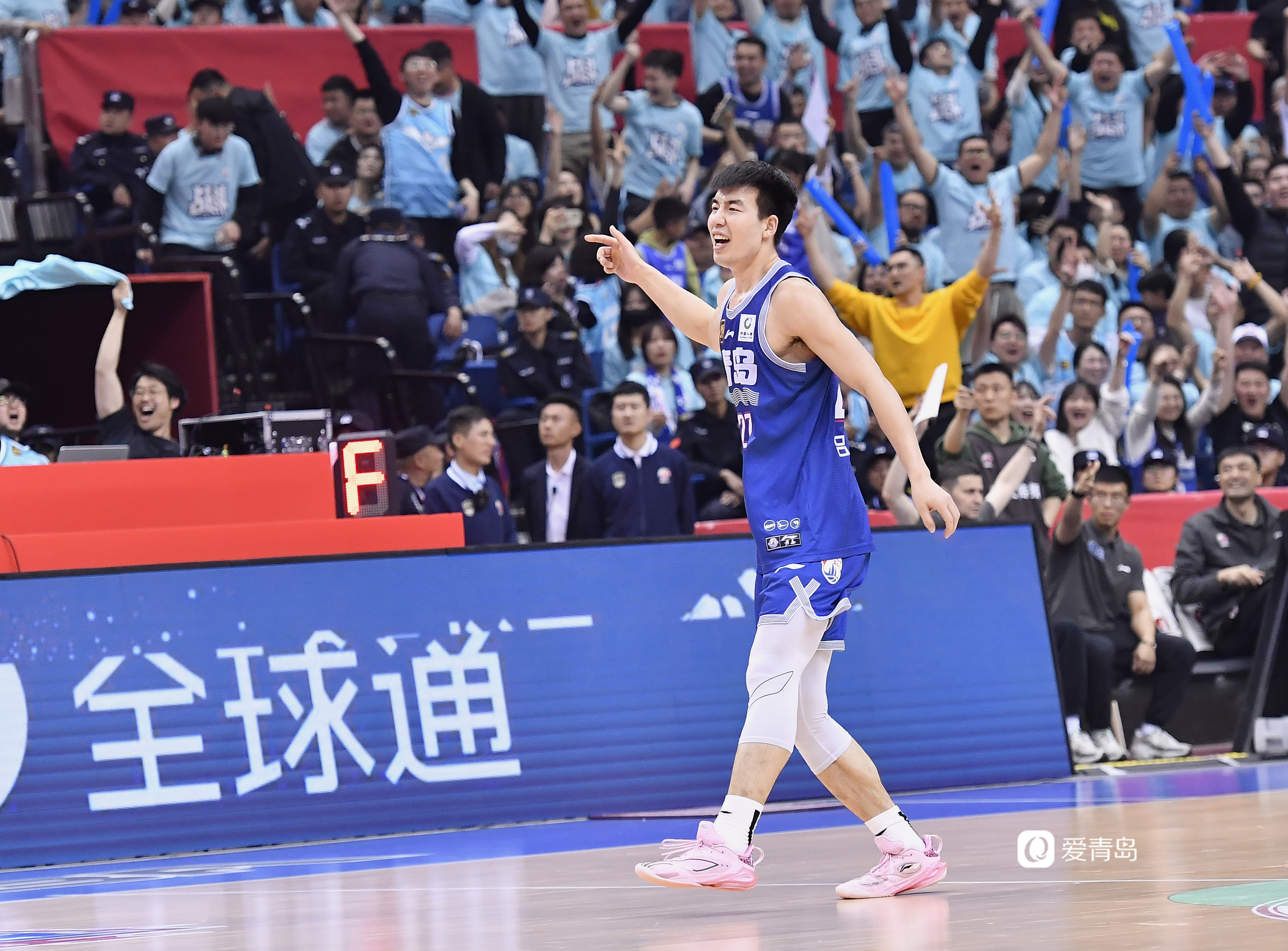 重庆男篮在主场击败了青岛男篮