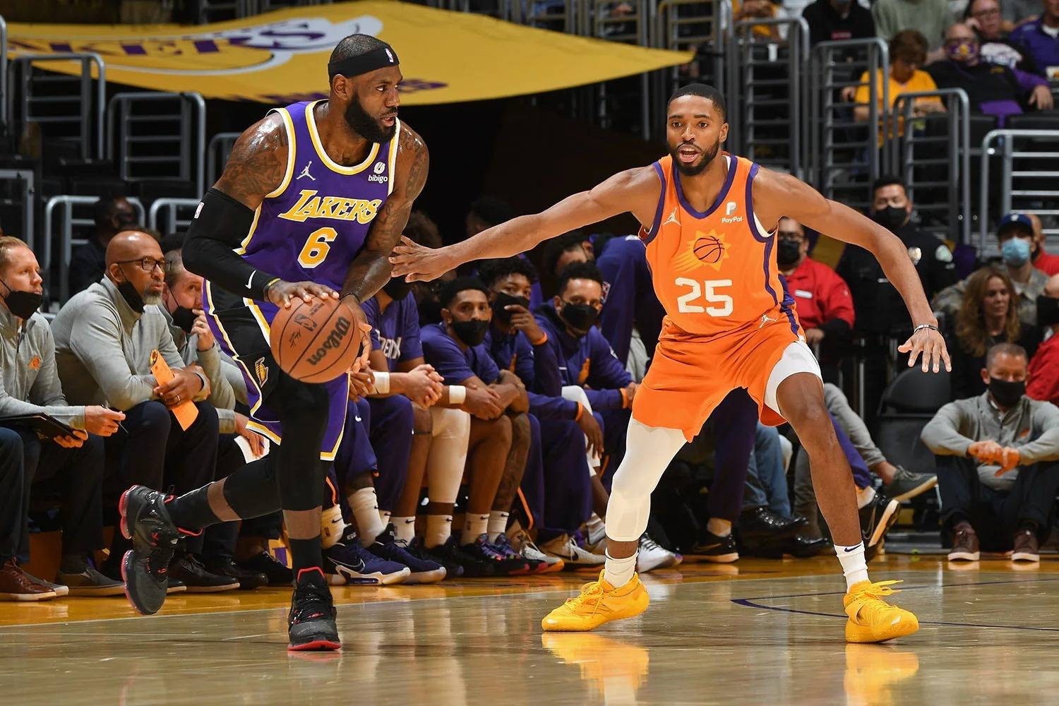 开云体育平台APP-猛龙射手连续命中三分球，带领球队逆转胜利