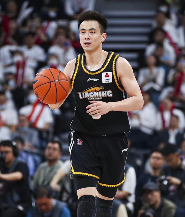 开云体育app-重庆男篮惊艳出击，稳坐领先位置