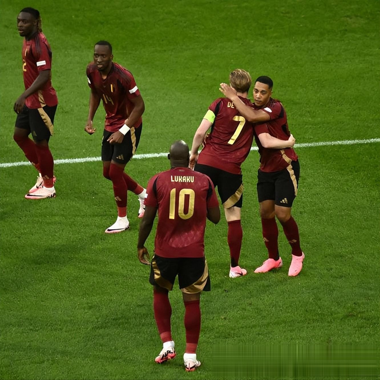 马赛碾压哥伦比亚，德布劳内送出助攻的简单介绍