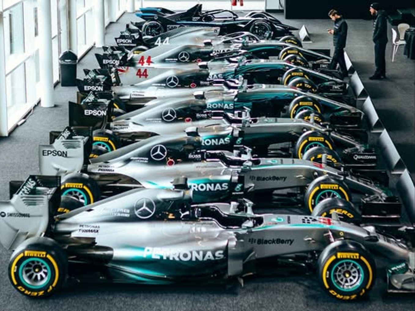 阿斯顿马丁鏖战索伯车队，汉密尔顿惊艳四座