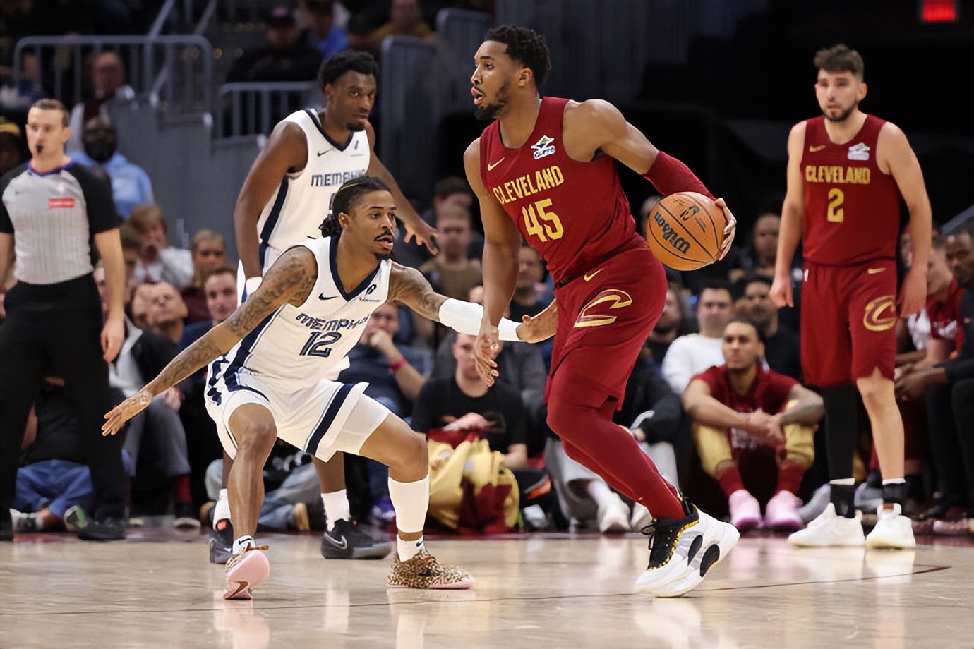 雄鹿逆转马刺，布克带队取胜